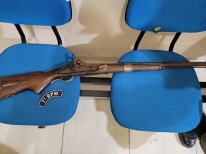 PM cumpre mandados de prisão e apreende arma de fogo no Sertão de Alagoas