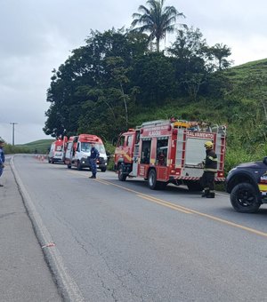 Carro capota em ribanceira e deixa feridos na rodovia AL-105 Norte