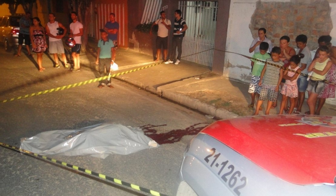 Na tentativa de fuga, assaltantes colidem em carro e um morre