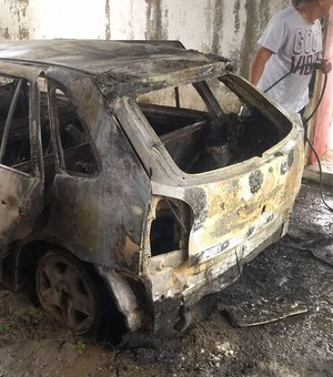 Carro pega fogo na garagem de residência em Marechal Deodoro