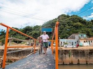 Moradores ganham nova passarela sobre riacho do Reginaldo