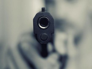 Motorista perde controle de carro e cai em rio após oferecer carona a dois homens que anunciaram assalto