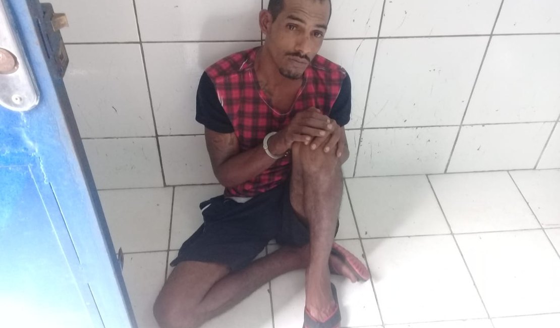 Homem é espancado por populares após roubar uma mulher na Ponta Verde