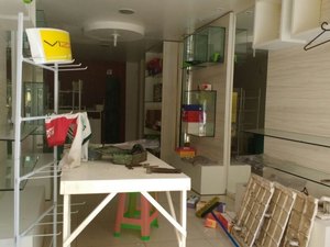 Ladrões invadem loja no Centro e levam todos os produtos