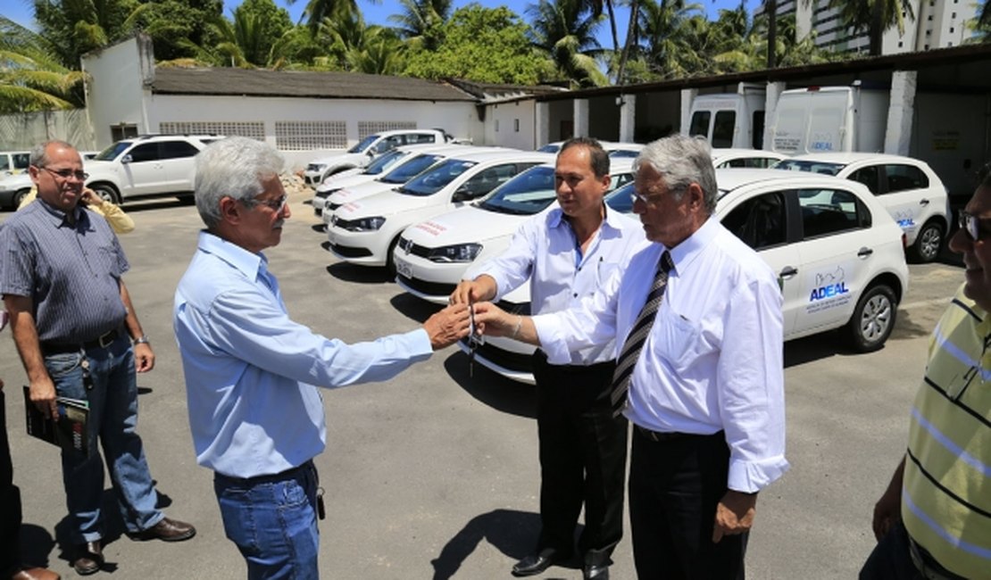 Governador entrega à Adeal 17 veículos para fiscalização agropecuária