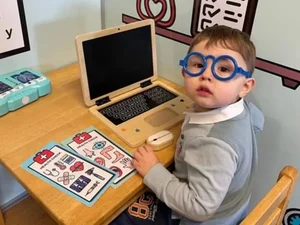 Menino que aprendeu a ler sozinho aos 2 anos é aceito na organização Mensa para superdotados