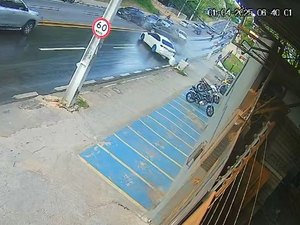 [Vídeo] Imagens mostram momento exato da colisão entre cinco veículos na Av. Leste-Oeste; veja