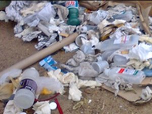 Lixo hospitalar é descartado irregularmente em terreno baldio de Maceió