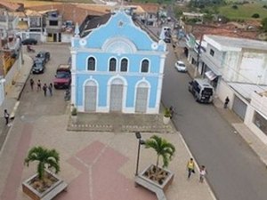 Criminosos abandonam veículo mas roubam R$ 1.500 e dois celulares da vítima