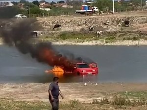 Carro pega fogo e é jogado em barragem para conter as chamas em Piranhas