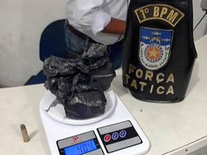 Jovem é preso com drogas escondidas em guarda-roupa de residência