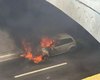 [Vídeo] Carro fica destruído após pegar fogo em viaduto no bairro do Jacintinho