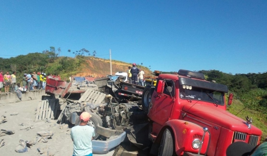 [Vídeo] Carreta tem falha no sistema de freios e colide contra caminhões no acostamento