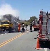 [Vídeo] Bombeiros controlam incêndio em caminhão em chamas