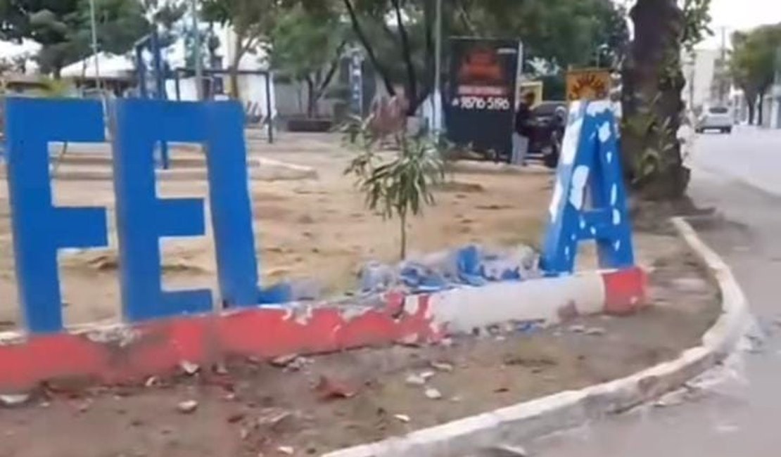 [Vídeo] Totem ‘Eu amo Feitosa’ é quebrado; viatura pode ter sido responsável