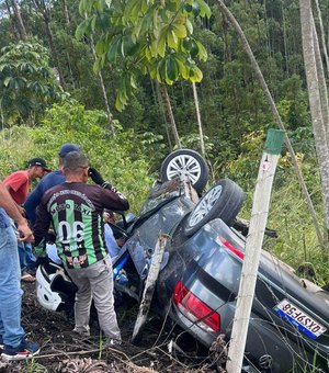 Carro capota em ribanceira e deixa vítima presas às ferragens São Luís do Quitunde