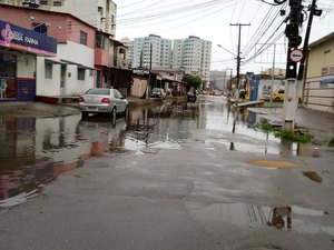 Moradores sofrem com constantes alagamentos na rua Soldado Eduardo dos Santos