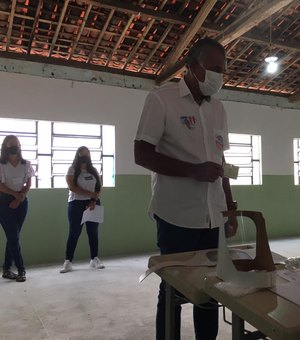 [Vídeo] Tarcizo Freire é o primeiro, dos sete candidatos a prefeito de Arapiraca, a votar neste domingo