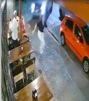 [Vídeo] Caminhonete invade restaurante e mata mãe e filha no Paraná