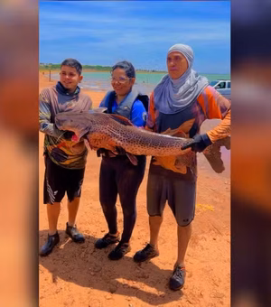 Pescadores fisgam pintado de cerca de 50 quilos às margens de prainha no interior de SP