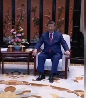 Detalhe em cadeira usada por Xi em reunião com Trump chama a atenção