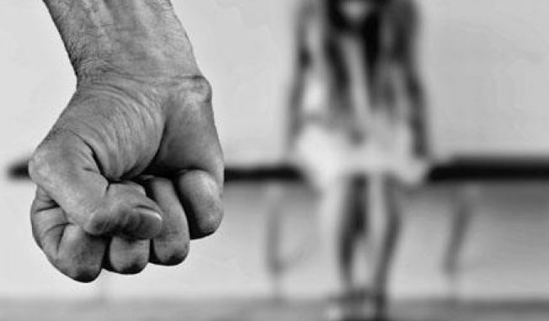 Mãe é presa suspeita de agredir filha após criança quebrar perfume em Maceió