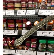 Mulher encontra cobra em prateleira de supermercado na Austrália