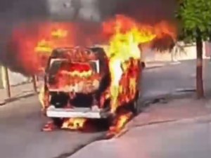Kombi pega fogo e é destruída pelas chamas no bairro Cavaco, em Arapiraca