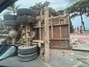 Caminhão de lixo tomba na orla da Ponta Verde e gari fica ferido