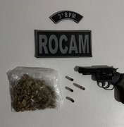 Dupla é conduzida à delegacia após apreensão de arma e maconha em Arapiraca