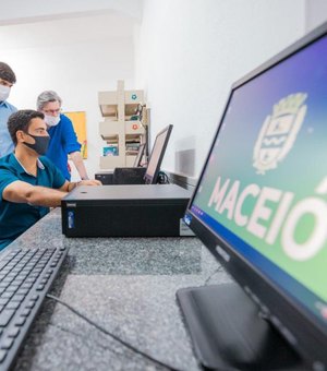 Prefeitura de Maceió entrega 300 novos computadores para escolas