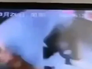 Elevador despenca, e homem é arremessado contra teto