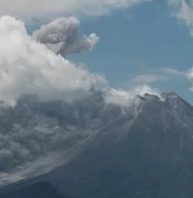 Vulcão entra em erupção na Indonésia e cobre vilarejos de cinzas