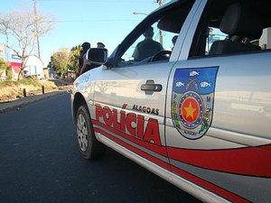 Mulher ensanguentada com bebê no colo é resgatada pela polícia em Arapiraca