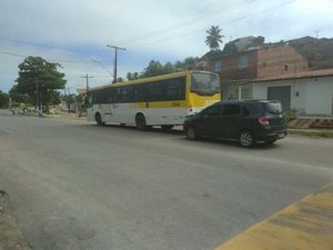 Veículo colide com traseira de ônibus na AL-101 Norte