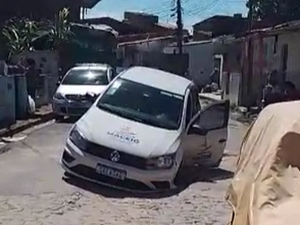Buraco abre em rua e carro da prefeitura acaba caindo