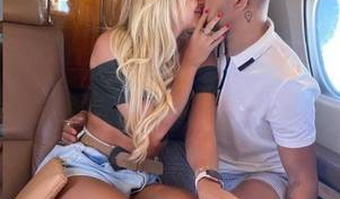 Gabi Martins e Tierry posam aos beijos em jatinho