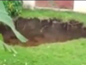 [Vídeo] Cratera se abre em jardim de casa no Pinheiro