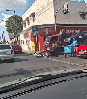 Caminhão-guincho perde freio e causa colisão no Centro de Arapiraca