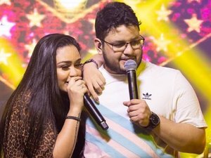 Luiza chora ao subir ao palco pela primeira vez sem Maurílio