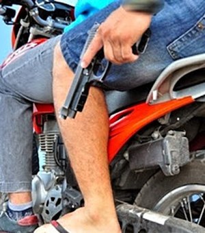 Dupla em motocicleta rouba veículo e celular de vítima, em Arapiraca