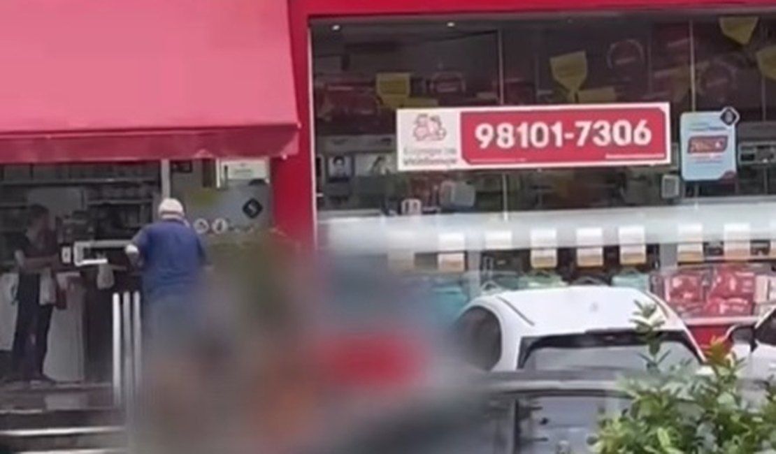 Mulher em surto é flagrada nua na Avenida Professor Sandoval Arroxelas