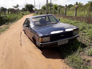 Carro é encontrado abandonado em zona rural de Palmeira