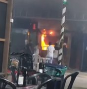 Lanchonete pega fogo e mobiliza funcionários em food park na cidade de Satuba
