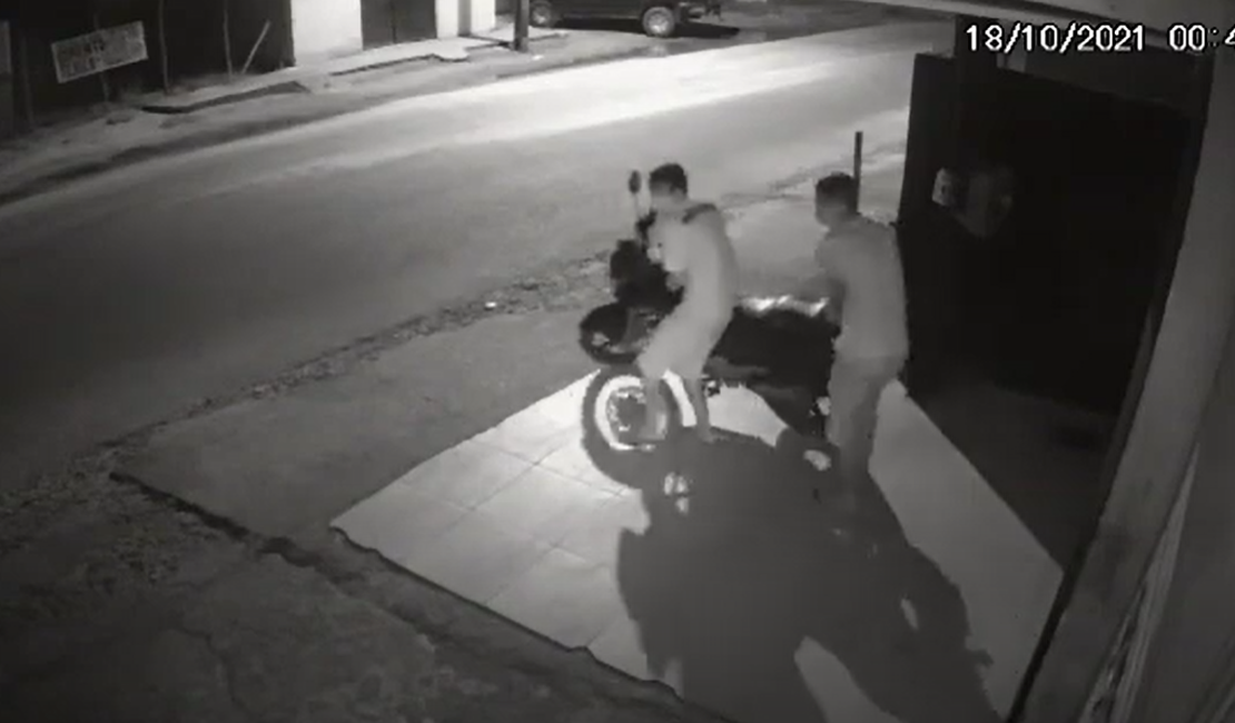 [Vídeo] Dois adolescentes furtam motocicleta estacionada na calçada em avenida de Penedo