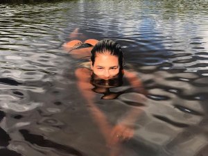 Yasmin Brunet mostra bumbum em clique de biquíni na Bahia
