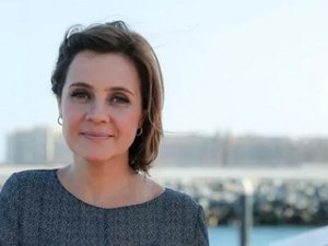 De volta às novelas, Adriana Esteves grava as primeiras cenas de Babilônia em Dubai