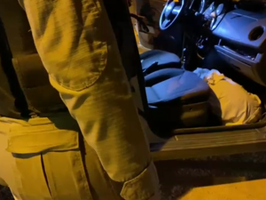 [Vídeo] Para escapar de blitz, motorista esconde criança no piso do carro