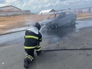 Carro pega fogo próximo à ﻿Olho D’Água dos Cazuzinhos, em Arapiraca