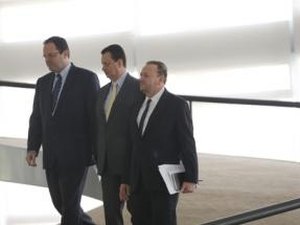 Governo anuncia corte de 10 ministérios